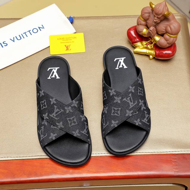 工厂价 ，Loui Vuitto 高端顶级原单拖鞋 Size：38-45。颜色：多色可选！全新系列 进口原版lv， 小牛皮制作 高档舒适 Pu原版两层大底轻盈耐